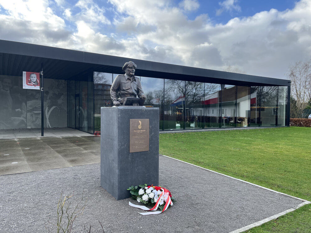 maczek-memorial-voorkant_1327865784.jpg